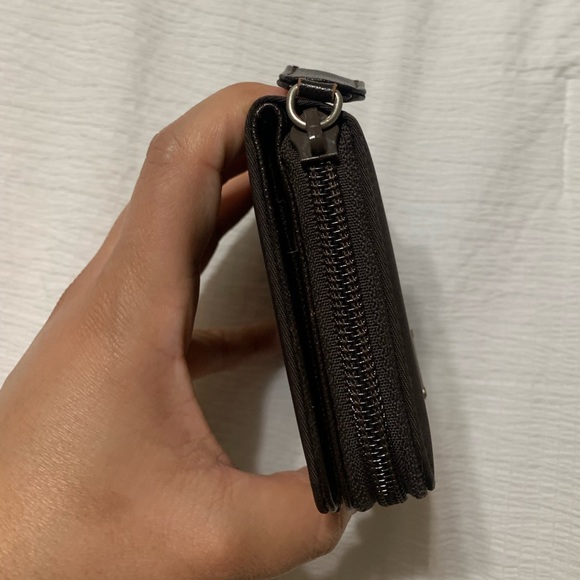 Authentic Prada wallet in GUC - Picture 5 of 9